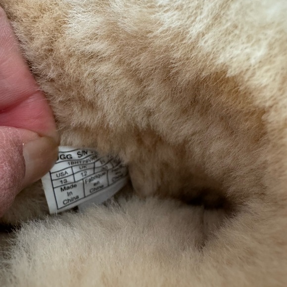 UGG Kids' Bailey Button II Boot - Picture 3 of 7